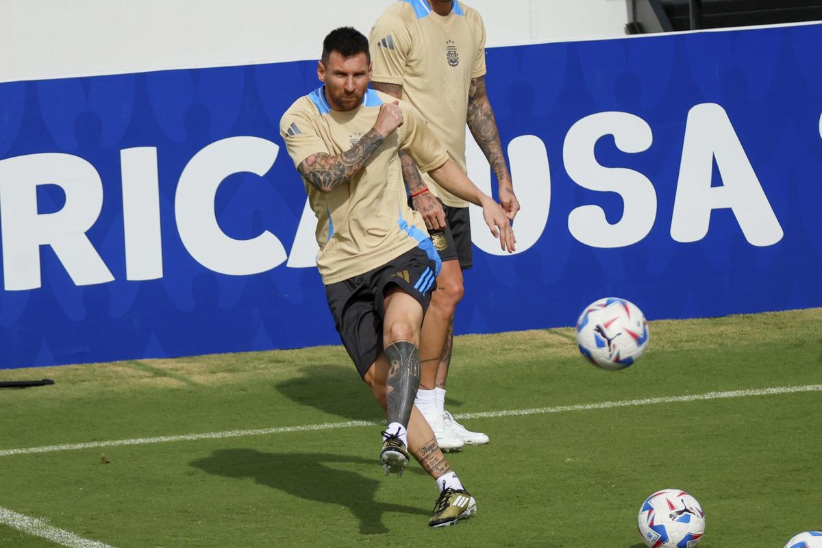 Lionel Messi Ungkap Alasan di Balik Kebiasaan Berjalan di Lapangan
